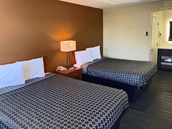 Rodeway Inn Sacramento-University Area : photo 1 de la chambre chambre standard avec 2 lits queen-size - non-fumeurs