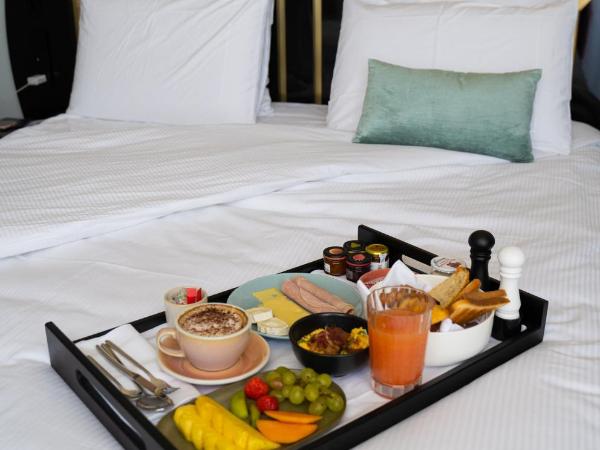 Le 1932 Hotel & Spa Cap d'Antibes - MGallery : photo 3 de la chambre chambre double supérieure avec balcon - vue sur mer