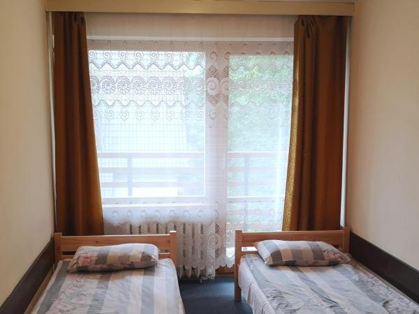 Ośrodek Szpulki : photo 1 de la chambre chambre triple avec salle de bains commune