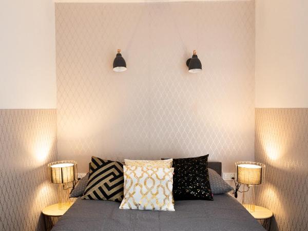 ClickTheFlat Żurawia Street Apart Rooms : photo 3 de la chambre chambre double avec salle de bains commune