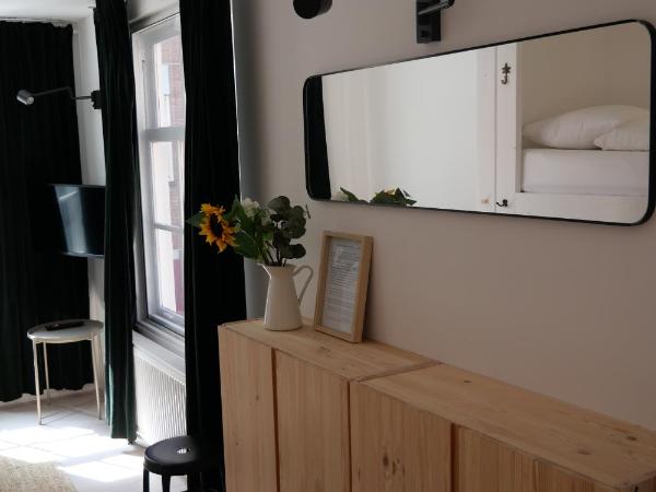 Tiny Private City Rooms Haarlem : photo 2 de la chambre chambre familiale avec salle de bains privative