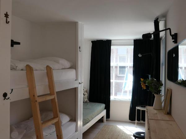 Tiny Private City Rooms Haarlem : photo 6 de la chambre chambre familiale avec salle de bains privative