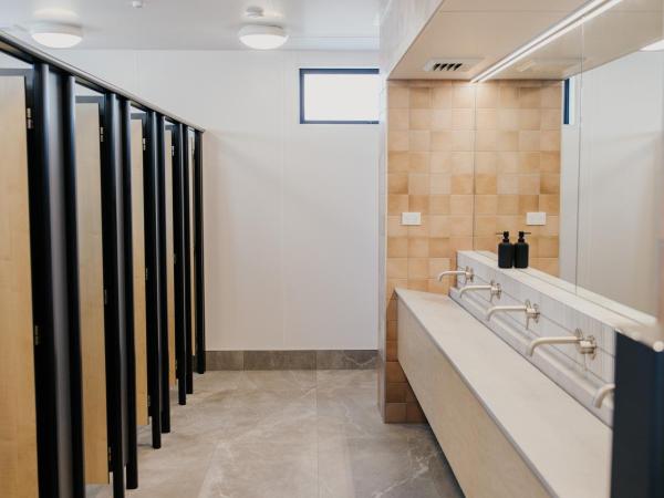 Driftaway Queenstown : photo 1 de la chambre chambre triple avec salle de bains commune