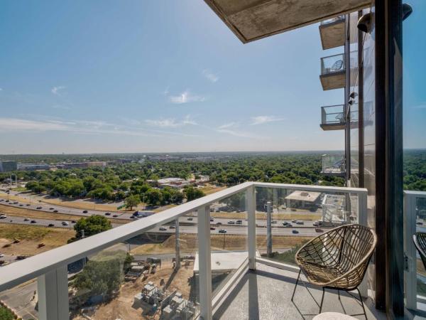 Upscale Rainey St Condo Homes - Peloton, gym, rooftop pool, wifi included : photo 8 de la chambre appartement avec balcon