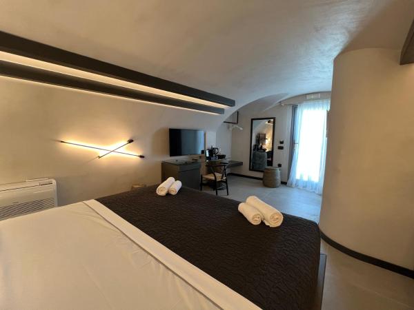 ArmonOia Suites : photo 2 de la chambre chambre double deluxe avec balcon - vue sur mer