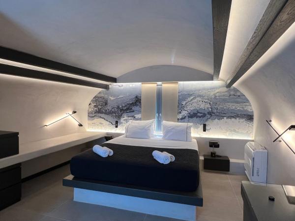 ArmonOia Suites : photo 4 de la chambre chambre double deluxe avec balcon - vue sur mer