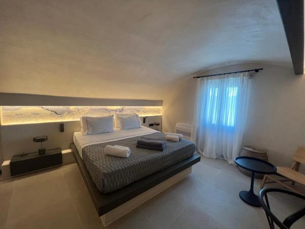 ArmonOia Suites : photo 6 de la chambre chambre lit king-size - vue sur mer