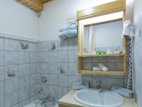 Hôtel Les Côtes, Résidence Loisirs et Chalets : photo 1 de la chambre chambre double confort (2 adultes + 1 enfant)