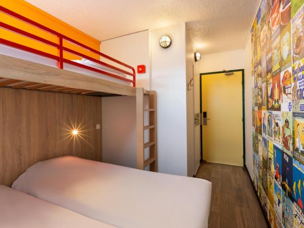 Hôtel F1 Reims Tinqueux : photo 10 de la chambre chambre avec 4 lits simples et salle de bains