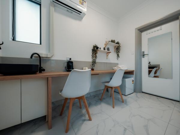 Cozy M Hotel : photo 9 de la chambre chambre couple vue sur rue - salle de bains commune