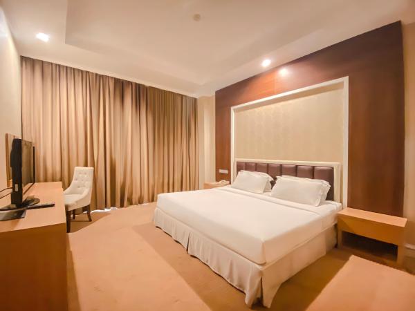 Surabaya Suites Hotel Powered by Archipelago : photo 3 de la chambre suite junior avec lit king-size