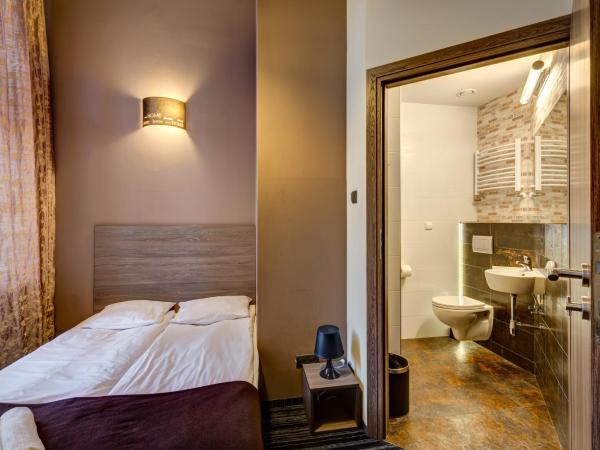 Planet Hostel : photo 5 de la chambre chambre double avec salle de bains privative