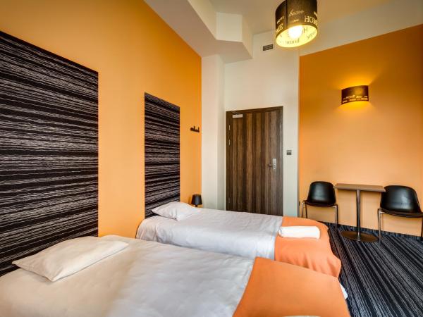 Planet Hostel : photo 4 de la chambre chambre double ou lits jumeaux avec salle de bains commune