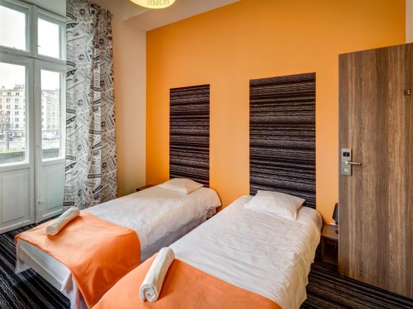 Planet Hostel : photo 3 de la chambre chambre double ou lits jumeaux avec salle de bains commune