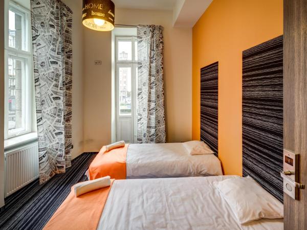 Planet Hostel : photo 2 de la chambre chambre double ou lits jumeaux avec salle de bains commune