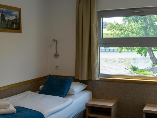 Botel Racek : photo 10 de la chambre chambre double ou lits jumeaux deluxe - vue sur rivière