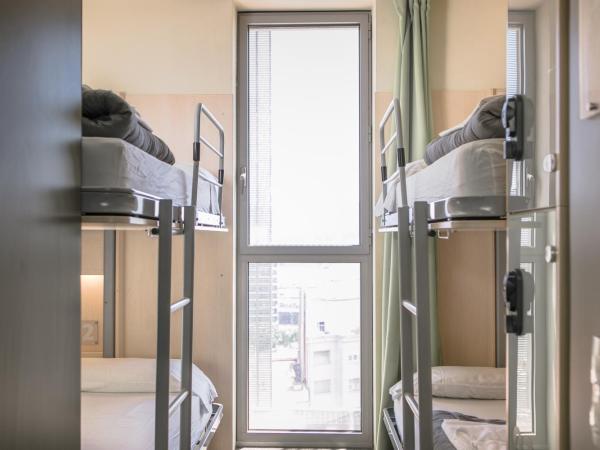 Urbany Hostel Barcelona : photo 6 de la chambre chambre lits jumeaux avec salle de bains privative