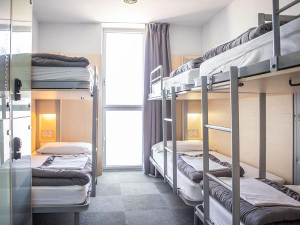 Urbany Hostel Barcelona : photo 6 de la chambre lit simple dans dortoir à 6 lits