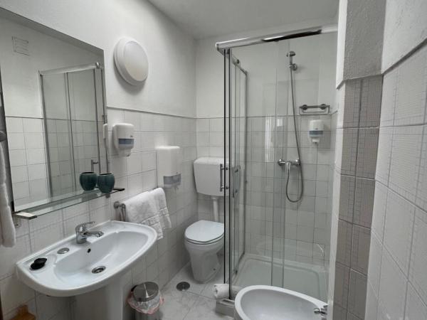 Residencial Mira-Mar : photo 2 de la chambre chambre double avec balcon