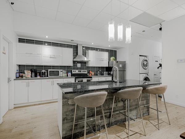 HoMa Homestay Hotel by Olympic Stadium Montreal Auberge-Hostel : photo 9 de la chambre chambre lit queen-size avec salle de bains privative