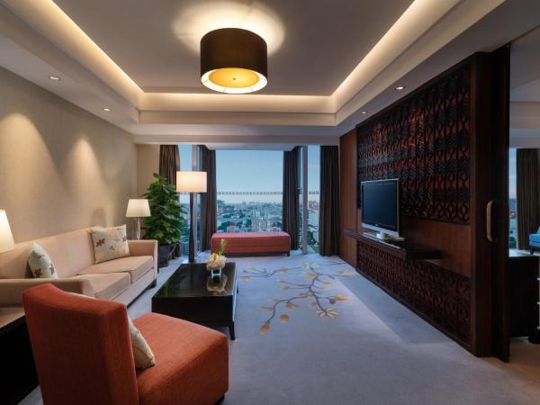 Crowne Plaza Beijing Sun Palace, an IHG Hotel : photo 2 de la chambre 1 king one-bedroom suite living lounge access