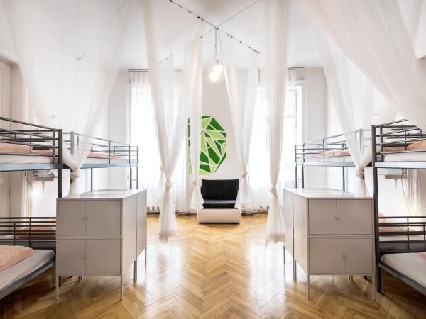 Avenue Hostel : photo 2 de la chambre lit dans dortoir pour femmes de 8 lits avec salle de bains privative