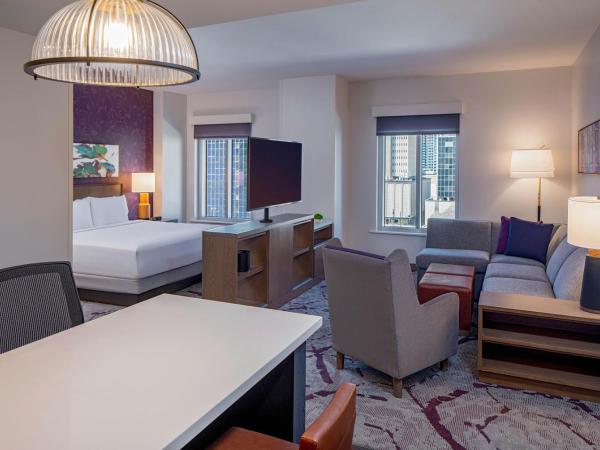 Hyatt House Tampa Downtown : photo 1 de la chambre king studio suite with kitchen, sofa bed and city view