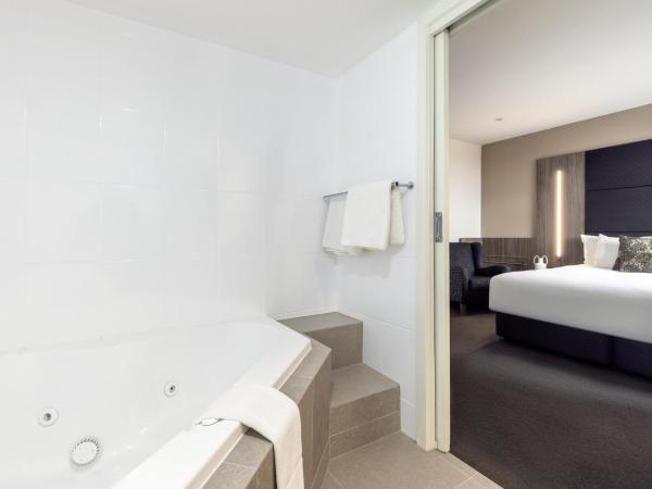 Rydges South Park Adelaide : photo 6 de la chambre chambre king spa