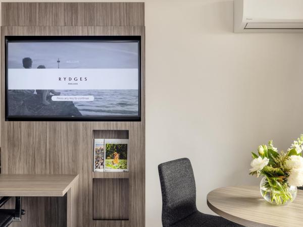 Rydges South Park Adelaide : photo 6 de la chambre chambre lit king-size supérieure - vue sur ville