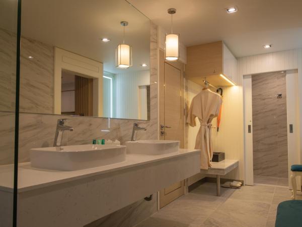 Pattaya Discovery Beach Hotel - SHA Extra Plus : photo 10 de la chambre chambre double deluxe avec balcon - tour dee