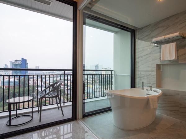 Pattaya Discovery Beach Hotel - SHA Extra Plus : photo 8 de la chambre chambre double deluxe avec balcon - tour dee