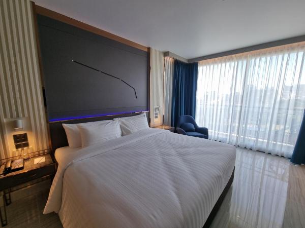Pattaya Discovery Beach Hotel - SHA Extra Plus : photo 3 de la chambre chambre double deluxe avec balcon - tour dee