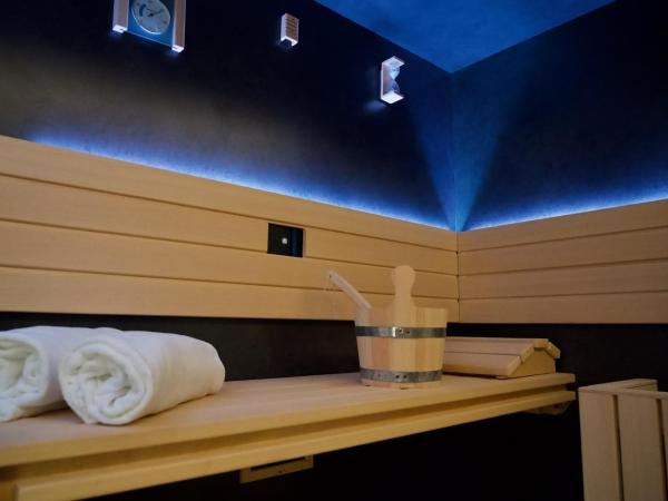 La Fiermontina Palazzo Bozzi Corso Hotel : photo 3 de la chambre suite bien-Être avec sauna - vue sur ville