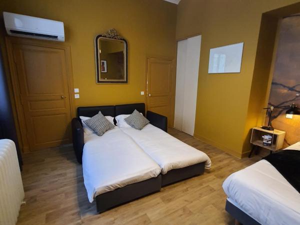 Hotel Du Cygne Tours : photo 1 de la chambre chambre quadruple uniquement accessible par les escaliers