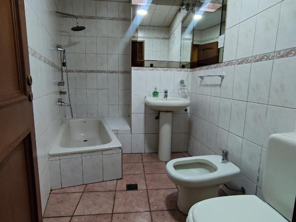 Hostel Ruca Potu : photo 8 de la chambre chambre triple avec salle de bains privative