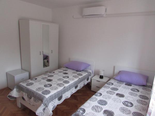 Rooms with a parking space Sibenik - 13739 : photo 2 de la chambre chambre triple