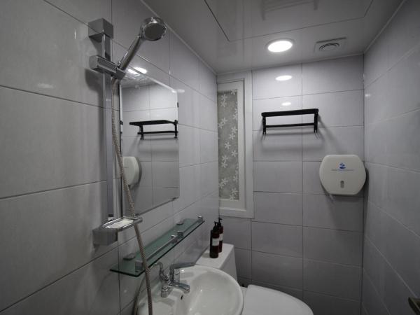 Bunk Backpackers Guesthouse : photo 6 de la chambre chambre triple avec salle de bains privative