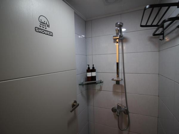 Bunk Backpackers Guesthouse : photo 7 de la chambre lit dans dortoir mixte de 6 lits