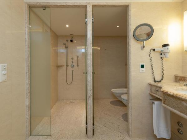 Suvretta House : photo 2 de la chambre chambre double ou lits jumeaux supérieure - vue sur lac