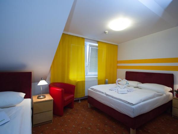 Hotel City Residence : photo 1 de la chambre chambre triple avec salle de bains privative