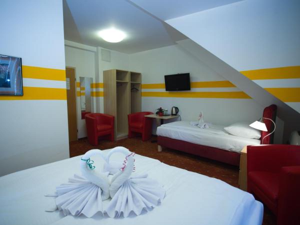 Hotel City Residence : photo 2 de la chambre chambre triple avec salle de bains privative