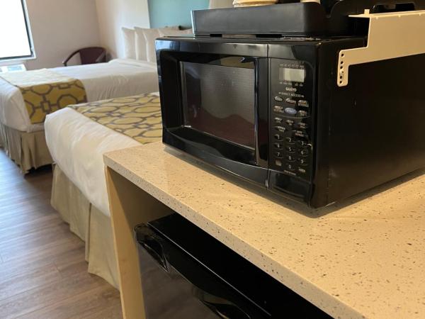 Baymont by Wyndham Houston Brookhollow : photo 6 de la chambre 2 queen bed, mobility accessible room, bathtub w/ grab bars, non-smoking