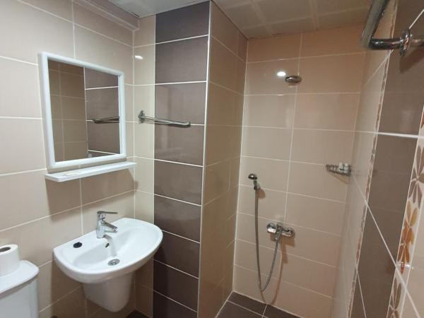 Sergent Hotel : photo 2 de la chambre chambre double ou lits jumeaux - vue latérale sur mer