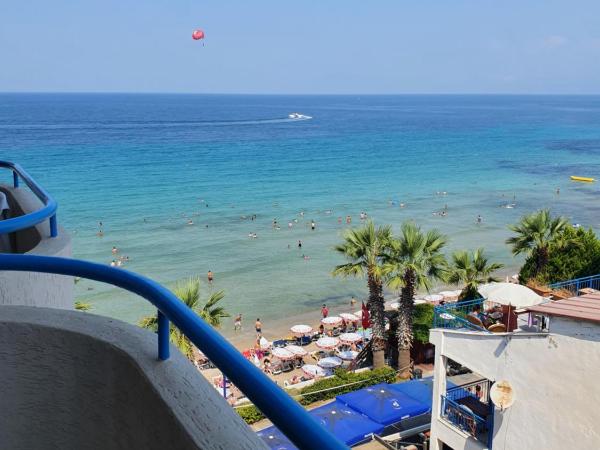 Sergent Hotel : photo 1 de la chambre chambre double ou lits jumeaux - vue latérale sur mer