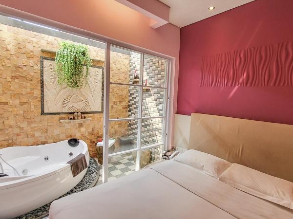 Verse Lite Hotel Gajah Mada : photo 1 de la chambre suite avec jacuzzi