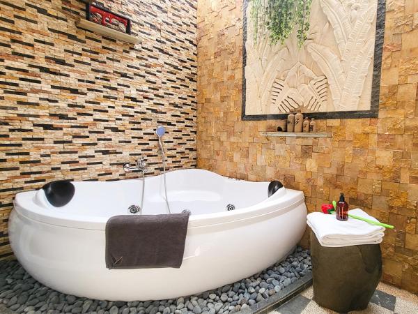 Verse Lite Hotel Gajah Mada : photo 4 de la chambre suite avec jacuzzi