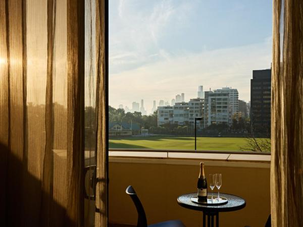 View Melbourne : photo 3 de la chambre chambre lit king-size avec balcon - vue sur ville