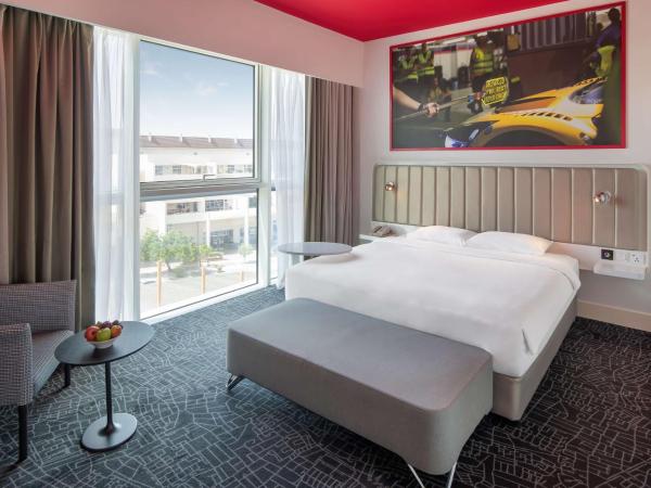 Park Inn by Radisson Dubai Motor City : photo 2 de la chambre suite junior