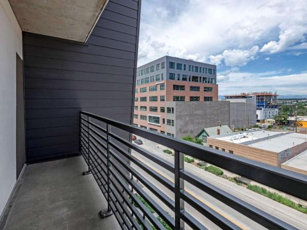 Vīb Hotel by Best Western Denver RiNo : photo 4 de la chambre suite lit king-size - vue sur montagne