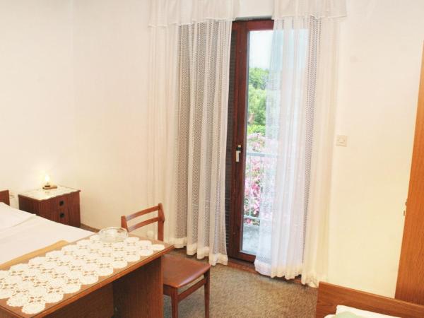 Rooms by the sea Vodice - 4228 : photo 2 de la chambre chambre triple avec balcon - vue sur mer